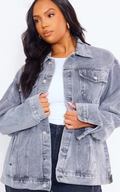 Prettylittlething Plus Washed Grey Oversized Boyfriend Denim Jacket Washed Grey -Prettylittlething 6bdff72e581a12c271b5738e10b1c6030219fa91 cng5667 4