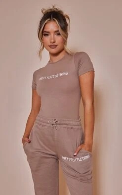 PRETTYLITTLETHING Toffee Logo Short Sleeved Bodysuit Toffee -Prettylittlething 8077073c26778ac6aba36f67b191ca06e9d77321 cnc0632 3