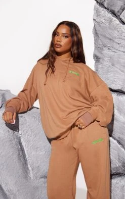 Prettylittlething Chocolate New York Embroidered Oversized Hoodie Chocolate -Prettylittlething b1e8da02ed027c5103de1e0629f640343baf8311 cng1737 3