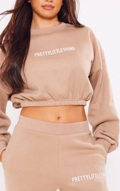 PRETTYLITTLETHING Mocha Logo Oversized Cinched Cropped Sweatshirt Mocha -Prettylittlething b50a7c7b7a18b56c9f87dc93f5f44d0e41e4b297 cng9759 4