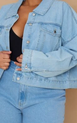 Prettylittlething Plus Light Blue Wash Basic Boxy Cropped Denim Jacket Light Blue Wash -Prettylittlething f04d8d7083d0516e4ba4aefb9b40e2b197d0ed90 cmw3646 4